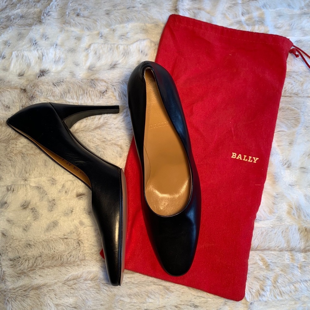 Bally Switzerland Classic Round Toe Pump Size 40